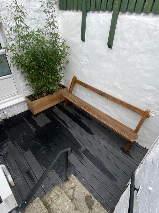 Cheerful One Bedroom Cottage In Mousehole. Exterior photo